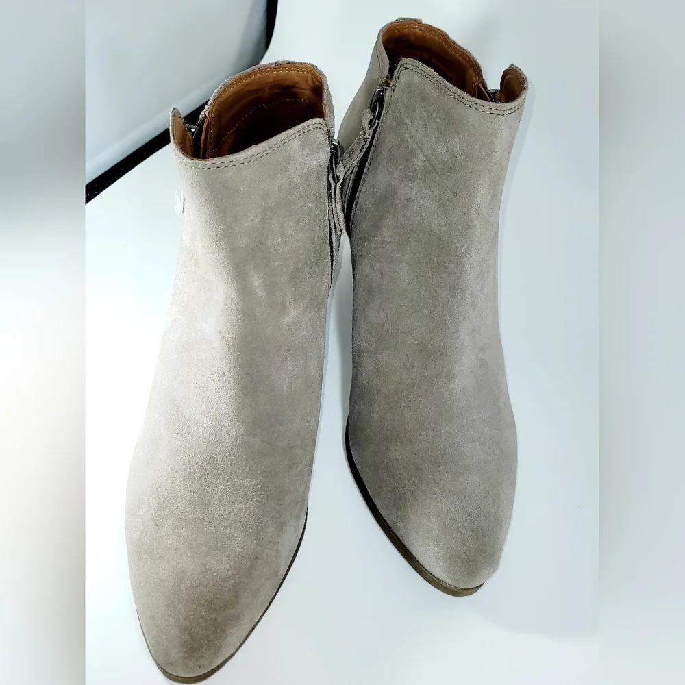 NWOT-❤️-Frye-Judith-Suede Zipped Booties-Taupe-Size 10 - Picture 2 of 8